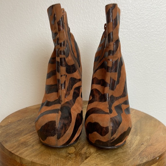 BAKERS Tiger stripe wedge ankle booties. Hidden platform. Size 9. - Picture 5 of 9
